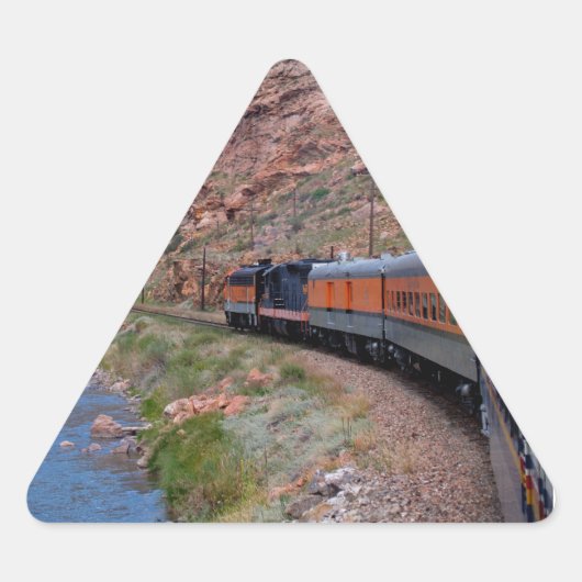 Zug in Canyon BackgroundTriangle Sticker (Vorderseite)