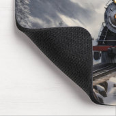 Zug in den schneebedeckten Bergen Mousepad (Ecke)