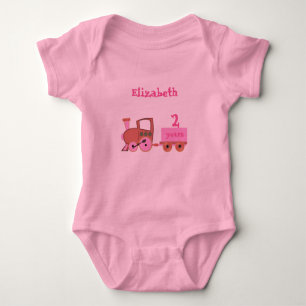Zug mit älterem Mädchen Baby Strampler