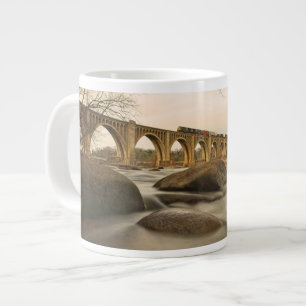 Zug über James River Jumbo-Tasse