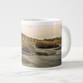 Zug über James River Jumbo-Tasse (Vorderseite Rechts)