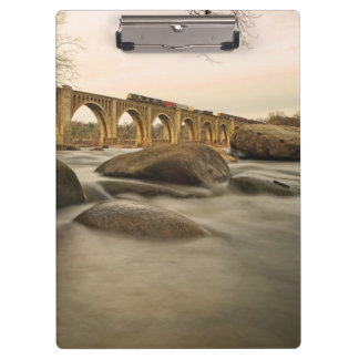 Zug über James River Klemmbrett