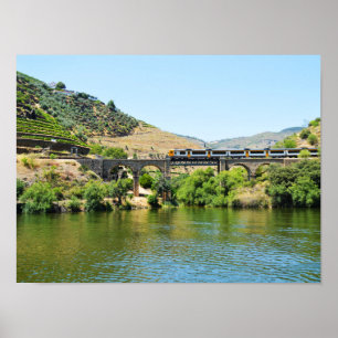 Zug und der Fluss Douro in Portugal Poster