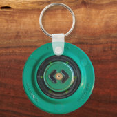 Zugang zum Zugeingang durch einen grünen Knopfsens Schlüsselanhänger (Vorderseite)