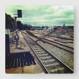 Züge am Depot Quadratische Wanduhr