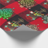 Züge und Weihnachtsbäume auf Kariertem Schwarz Geschenkpapier (Ecke)