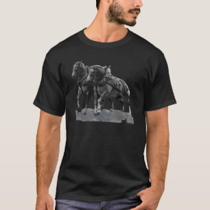 Zugpferd zieht Belgier in der Mitte des Ziehens T-Shirt