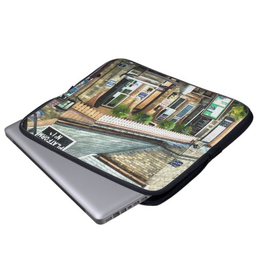 ZUGSTATIONEN LAPTOPSCHUTZHÜLLE (Vorne Knopf)