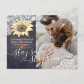 Zuhause bleibe und Bleibe des Fotos für die Hochze Ankündigungspostkarte (Vorderseite)