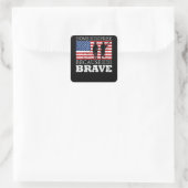 Zuhause der freien wegen der Brave - USA Flag Quadratischer Aufkleber (Tasche)