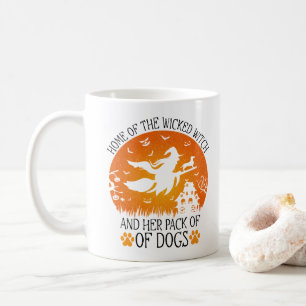 Zuhause der Wicken Hexe und ihre Hundepackung Cool Kaffeetasse