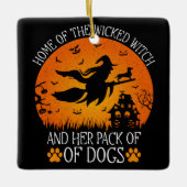 Zuhause der Wicken Hexe und ihre Hundepackung Cool Keramikornament (Vorderseite)