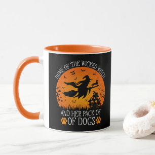 Zuhause der Wicken Hexe und ihre Hundepackung Cool Tasse