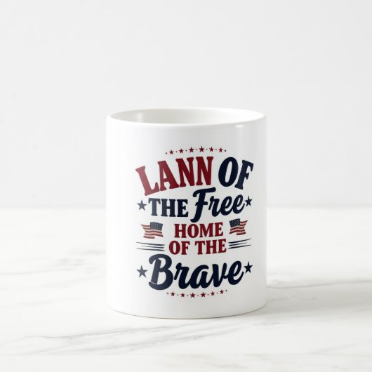 Zuhause des Brave Land of the Free Patriotic Tasse (Mittel)