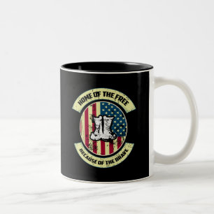 Zuhause des Freien, wegen der Tapferkeit Patriot Zweifarbige Tasse