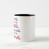 Zuhause des freien wegen des tapferen Zeichens Zweifarbige Tasse (Mittel)