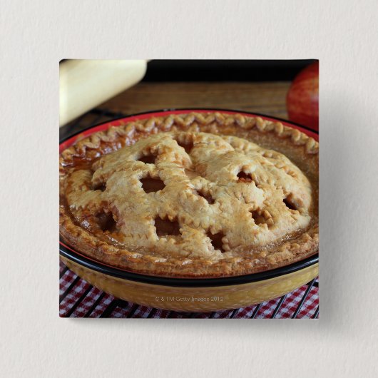 Zuhause gebackener Apfelkuchen auf dem Kühlregal m Button (Vorderseite)