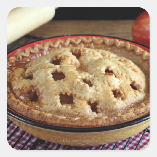 Zuhause gebackener Apfelkuchen auf dem Kühlregal m Quadratischer Aufkleber (Vorderseite)