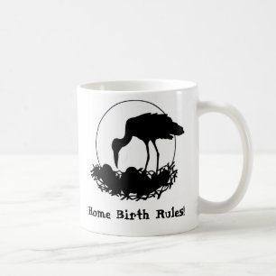 Zuhause-Geburt ordnet Tasse an