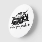 Zuhause ist der Ort, an dem Sie ihn parken Runde Wanduhr (Winkel)