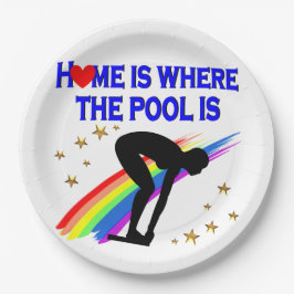 ZUHAUSE IST DER POOL FÜR DIESEN SCHWIMMER PAPPTELLER