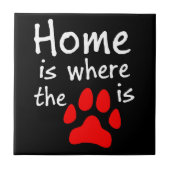 Zuhause ist dort, wo der Pfotendruck steht Fliese (Vorderseite)