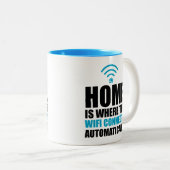 Zuhause ist, wo das Wi-Fi automatisch anschließt Zweifarbige Tasse (VorderseiteRechts)