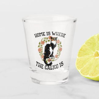 Zuhause ist, wo der Calico Spaß "Calico Cat" ist Schnapsglas