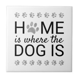 Zuhause ist, wo der Hund als Silberstreifen-Pfoste Fliese