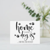 Zuhause ist, wo der Hund sich Personalisiert beweg Ankündigungspostkarte (Stehend Vorderseite)
