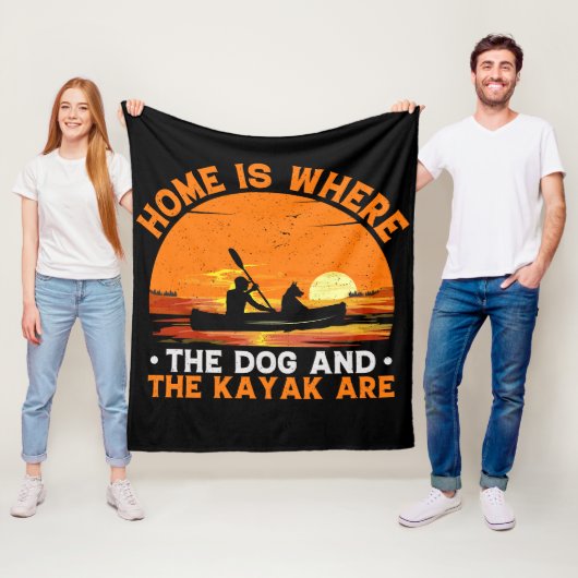 Zuhause ist, wo der Hund und Kayak sind Fleecedecke (Beispiel)
