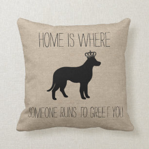 Zuhause ist, wo jemand läuft, um deinen Hund zu gr Kissen