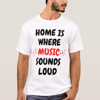 Zuhause klingt Musik laut. T-Shirt