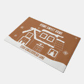 ZUHAUSE ODER BENUTZERDEFINIERTER TEXT GINGERBREAD- FUßMATTE (Schrägansicht)