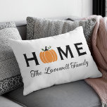 Zuhause Orange Pumpkin Personalisiert Nachname Fal Lendenkissen<br><div class="desc">Herzlich willkommen auf Ihrer Zuhause in diesem Herbst mit einem personalisierten Kissen aus Lendenwirbel. Das schlichte und stilvolle Typografie-Design beinhaltet den Begriff "Zuhause" mit elegantem,  individuellem Skripttext für Ihren Familiennamen und einem Kürbisakzent der Orangenernte. Enthält ein Schwarz-,  Weiß-,  Orange- und grünes Farbschema.</div>