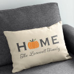 Zuhause Orange Pumpkin Personalisiert Nachname Fal Lendenkissen<br><div class="desc">Herzlich willkommen auf Ihrer Zuhause in diesem Herbst mit einem personalisierten Kissen aus Lendenwirbel. Das schlichte und stilvolle Typografie-Design beinhaltet den Begriff "Zuhause" mit elegantem,  individuellem Skripttext für Ihren Familiennamen und einem Kürbisakzent der Orangenernte. Die Einrichtung ist in Beige,  Holzkohle grau,  weiß und grün gehalten.</div>