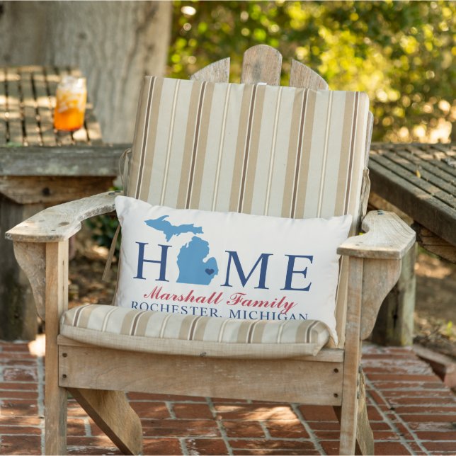 Zuhause-Staat der Red Blue Family Monogram von Mic Lendenkissen (Stuhl )