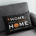 Zuhause Sweet Spuk Zuhause Personalisiert Hallowee Dekokissen<br><div class="desc">Herzlich willkommen bei Ihren Gästen mit diesem personalisierten Halloween-Kissen. Das stylische Typografie-Design beinhaltet den Wortlaut "Zuhause Sweet Spuk Zuhause" mit eigenem Text für Ihren Familiennamen und Akzente eines beängstigenden Jack-oder-Laternen Kürbis,  gruselige schwindende Spinne und Spinnennetz-Hintergrund. Enthält ein Schwarz-,  Grau-,  Weiß- und Orange-Farbschema.</div>