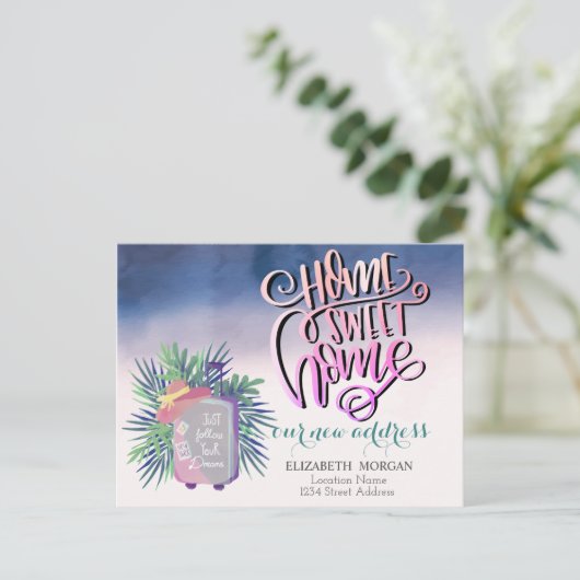 Zuhause Sweet Zuhause, Suitcase Palm Leaf neue Adr Ankündigungspostkarte (Stehend Vorderseite)