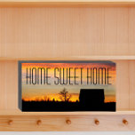 Zuhause Sweet Zuhause Sunset Silhouette Holzkisten Schild<br><div class="desc">Schwarz gestrichenes,  hölzernes Kastenschild,  das zum Aufhängen oder stehend gestaltet wurde und das Foto eines farbenfrohen Sonnenuntergangshimmel und die schwarze Silhouette eines Hauses mit den Worten "ZUHAUSE SWEET ZUHAUSE" in großen,  schwarzen Buchstaben zeigt. Eine süße Ergänzung zu jeder Zuhause!</div>