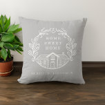 Zuhause Sweet Zuhause, Wreath Design & Coordinated Kissen<br><div class="desc">Chic Bauernhaus Stil werfen Kissen. Unser Design bietet eine niedliche Line Art zeichn einer Zuhause mit einem Lorbeerkranz "Zuhause Sweet Zuhause" ist im Zuhause Wappen Design entworfen. Anpassen mit einer Herzmonogramm. Fügen Sie Ihre Koordinaten hinzu, indem Sie auf Google Maps und anderen Kartenseiten suchen. Der graue Hintergrund und das Zuhause-Wappen-Design...</div>