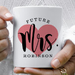 Zukunft Frau Coral Heart Custom Wedding Monogram Kaffeetasse<br><div class="desc">Personalisierte Kaffee-Tasse für die Zukunft Frau verfügt über ein modernes,  schwarzes Drehbuch mit eigenem Nachnamen und einem koral / lachsfarbenen Hintergrundbild.</div>