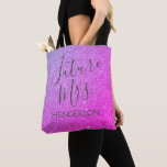 Zukunft Frau Lila Pink Sparkle Glitzer Tasche<br><div class="desc">Zukünftige Frau - Bride Imitats Sparkle und Glitzer Luxus Lila und Pink Ombre Beutel,  die perfekt für einen Lila und rosa Ombre Junggeselinnen-Abschied sind. Diese Zukunft Frau Bag ist perfekt für einen Junggeselinnen-Abschied. Der Name der Braut kann auf dieser Tasche aktualisiert werden.</div>