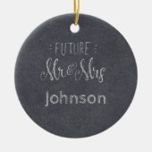 Zukunft Mr. & Mrs. Surname Chalkboard mit Datum Keramik Ornament (Vorne)