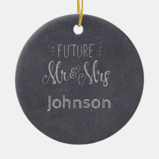Zukunft Mr. & Mrs. Surname Chalkboard mit Datum Keramik Ornament (Vorne)