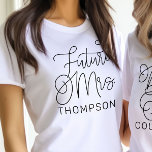 Zukünftige Frau Black Modern Script Custom Wedding<br><div class="desc">Modernes und lässiges schwarzes Kalligraphieskript "Future Mrs." Frauenbridal Hochzeitshemd T-Shirt mit individuellem Text,  der mit dem verheirateten Nachnamen der Braut personalisiert werden kann. Ideal für die Braut zum Tragen am Junggeselinnen-Abschied und am Hochzeitswochenende!</div>