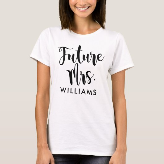Zukünftige Frau Black Script Custom Nachname Weddi T-Shirt (Vorderseite)