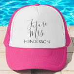 Zukünftige Frau Brautparty oder Junggeselinnen-Abs Truckerkappe<br><div class="desc">Zukünftige Frau Brautparty Script Typografie Pink Trucker Hat für eine Hochzeit,  Brautparty oder Junggeselinnen-Abschied Feier.</div>