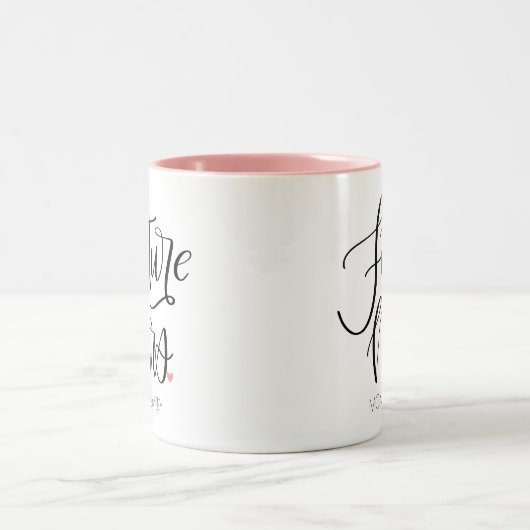 Zukünftige Frau Calligraphy Pink Heart Custom Zweifarbige Tasse (Mittel)