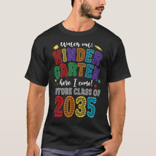Zukünftige Klasse 2035 Kindergarten hier aufpassen T-Shirt